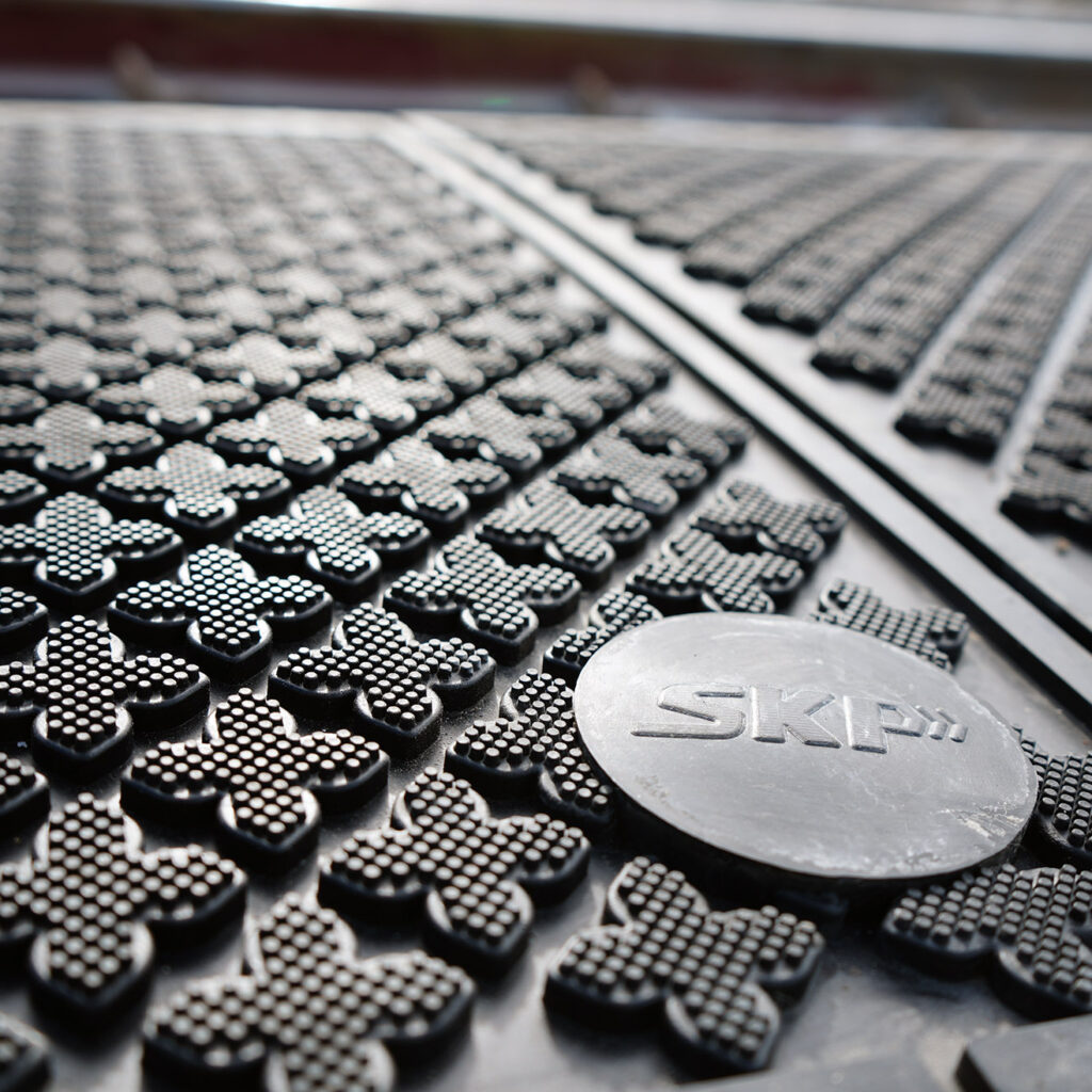 แผ่นยางปูทางผ่านเสมอระดับทางรถไฟ